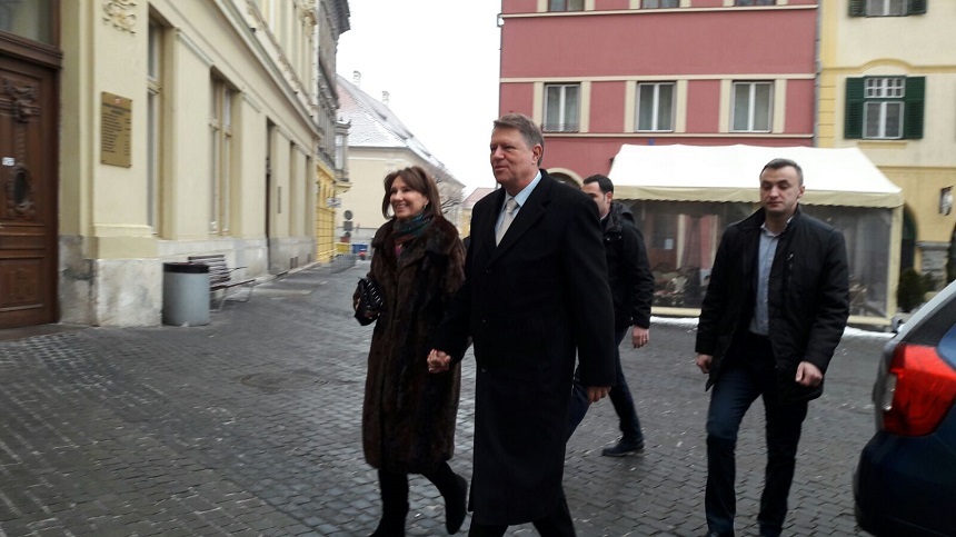 Şeful statului şi soţia sa, la slujba de Paşti de la Biserica Romano-Catolică ”Sf. Treime” din Sibiu, unde au fost şi de Înviere