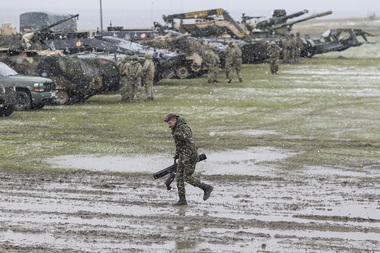 REPORTAJ - Parteneriatul militar româno-american, pus la încercare la Smârdan, în instrucţie pe 0 grade, grindină, viscol şi nămol: "Welcome to Hell!". FOTO