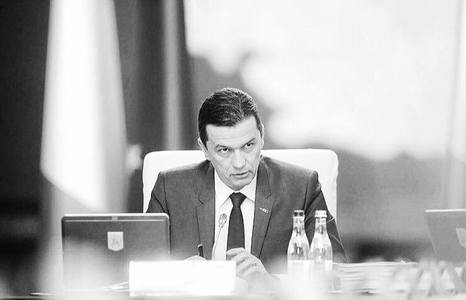 Premierul Grindeanu a postat o fotografie a sa: Nu vă pot spune pentru cine era privirea aceasta