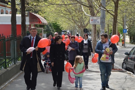 Vaslui: Peste o sută de social-democraţi au organizat un marş de 1 Mai, oferind baloane roşii şi steaguri cu însemnele PSD - FOTO