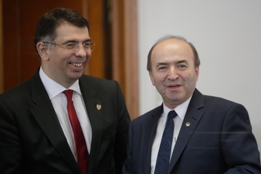 Robert Cazanciuc propune folosirea deţinuţilor la întreţinerea monumentelor eroilor; Tudorel Toader: Frumoasă iniţiativă!