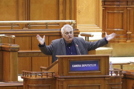 Deputatul Nicolae Bacalbaşa, suspendat şase luni din PSD, din cauza comportamentului din plenul Parlamentului de marţi