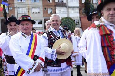 Dragnea s-a îmbrăcat în costum popular pentru a contribui la intrarea Năsăudului în Cartea Recordurilor FOTO