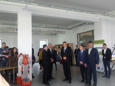 Klaus Iohannis a ajuns la Universitatea Transilvania din Braşov, unde a fost întâmpinat de un robot care i-a urat bun venit 