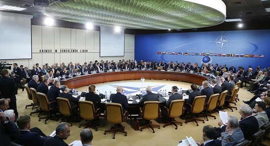 Iohannis merge joi la reuniunea NATO de la Bruxelles. Liderii Alianţei aşteaptă un mesaj pozitiv din partea lui Donald Trump, în timp ce SUA cer implicare sporită în apărare şi lupta contra terorismului