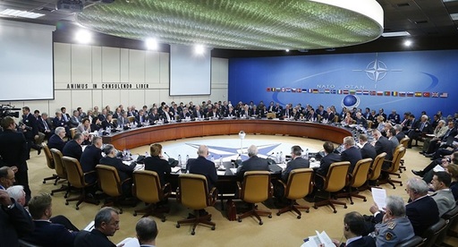 Iohannis merge joi la reuniunea NATO de la Bruxelles. Liderii Alianţei aşteaptă un mesaj pozitiv din partea lui Donald Trump, în timp ce SUA cer implicare sporită în apărare şi lupta contra terorismului