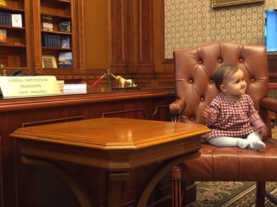 REPORTAJ: Copii, în vizită la Parlament: Este ca pe Arena Naţională. Liviu Dragnea e o vedetă foarte la modă. VIDEO