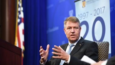 Iohannis, despre legea salarizării: Aici, în America, se aude că au fost amânate creşterile de salarii, nu ştiu din ce motiv, o să mă documentez foarte bine când ajung în ţară