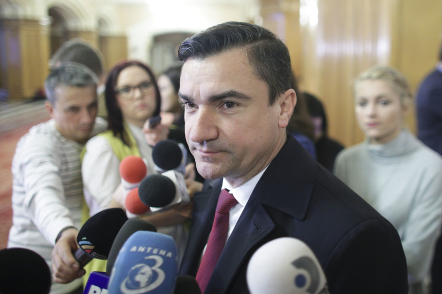 Chirica: Grindeanu nu trebuie să plece. Dacă acum îl dai jos, înseamnă că eşti dus cu pluta. Firea are destule griji la Bucureşti, n-ar trebui să lovească în premier