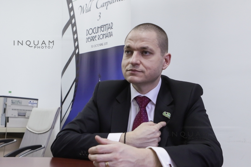 Ministrul Turismului îl contrazice pe colegul său Gabriel Petrea şi spune că demisia în alb e înregistrată ”la partid”