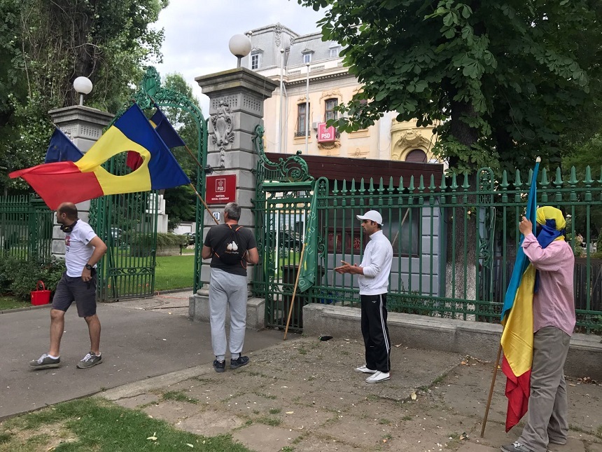 Un grup de protestatari a venit la sediul PSD din şoseaua Kiseleff: ”Grindeanu să reziste, Dragnea să insiste”. VIDEO