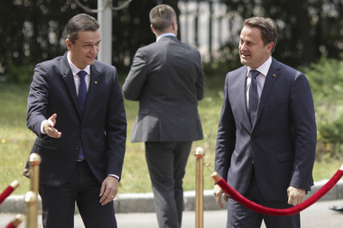 Grindeanu l-a primit pe premierul luxemburghez, cu onoruri militare, la Palatul Victoria. VIDEO