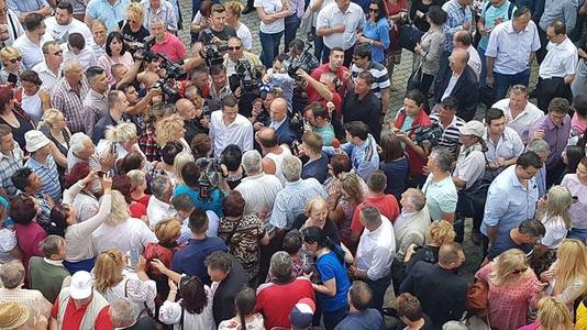 Premierul Grindeanu, aşteptat şi primit în aplauze de câteva sute de membri PSD, la Timişoara: Liviu Dragnea nu are cum să rămână preşedintele partidului