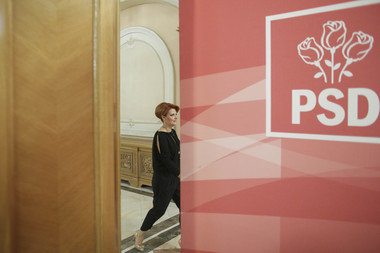 UPDATE - Moţiunea de cenzură a PSD împotriva Guvernului Grindeanu a fost citită în plenul reunit, care a durat 15 minute. Moţiunea este semnată de 222 parlamentari PSD şi ALDE. Dragnea: Votul de miercuri va fi unul masiv