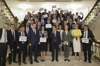 Mai mulţi parlamentari PSD au părăsit sala de plen în timpul discursului Ralucăi Turcan