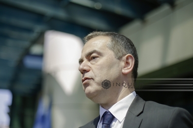 Vlad Alexandrescu, despre retragerea demisiilor miniştrilor: Vor să rămână la butoane pentru a semna acte ilegale