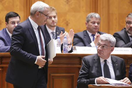 Opt parlamentari PSD, absenţi de la votul pentru Guvern, printre care Ponta şi Pleşoianu, care au spus că nu-l susţin
