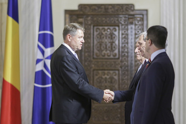 UPDATE - Iohannis: Aţi băgat ţara în criză fiindcă nu aţi ştiut să guvernaţi. Terminaţi cu ţopăiala fiscal-bugetară! Programul de guvernare a fost schimbat în puncte sensibile, nu mai puteţi spune că românii l-au votat!