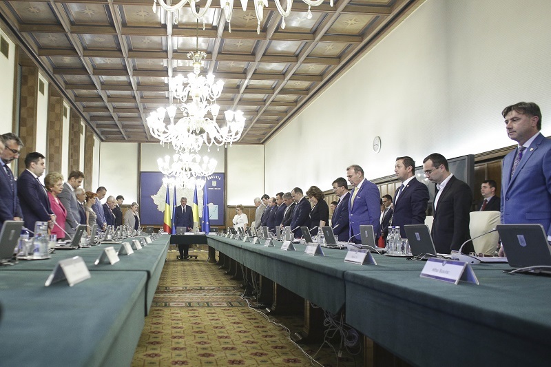 UPDATE - Prima şedinţă a Guvernului Tudose a început. Miniştrii au ţinut un moment de reculegere pentru militarii morţi în Argeş. VIDEO