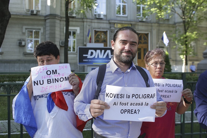 UPDATE - Deputatul PSD Liviu Pleşoianu protestează în faţa sediului DNA. VIDEO