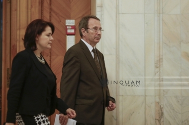 CCR stabileşte condiţii identice de incriminare a neglijenţei în serviciu ca în cazul abuzului în serviciu: Este constituţională, dacă prin "îndeplinire defectuoasă" se înţelege încălcarea legii şi este stabilit un prag