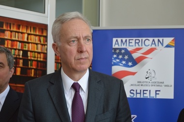 Ministrul Apărării, Adrian Ţuţuianu, s-a întâlnit cu ambasadorul SUA, Hans Klemm. A fost discutat şi subiectul rachetelor Patriot