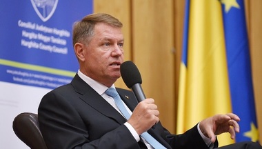 UPDATE - Iohannis, în Harghita şi Covasna. Imnul Ţinutului Secuiesc, cântat după imnul României la o dezbatere. Primarul din Miercurea Ciuc i-a oferit steagul Ţinutului Secuiesc, preşedintele i-a înmânat steagul României