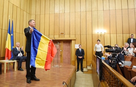 Primarul din Miercurea Ciuc i-a oferit lui Iohannis steagul Ţinutului Secuiesc. Preşedintele i-a înmânat în schimb steagul României
