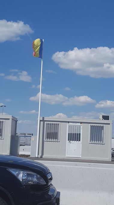 Raeţchi (PNL): În vămi avem steaguri rupte. Carmen Dan să ceară înlocuirea tututor drapelelor zdrenţuite