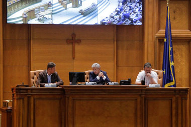 Deputaţii au decis, în sesiune extraordinară, repartizarea la comisii a OUG privind acreditarea şcolilor doctorale