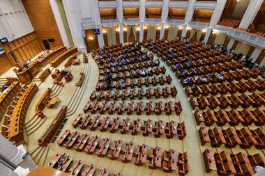 Ponta, despre sesiunea extraordinară: O mică mascaradă, ne facem că muncim; Dragnea a convocat şedinţa şi e în vacanţă