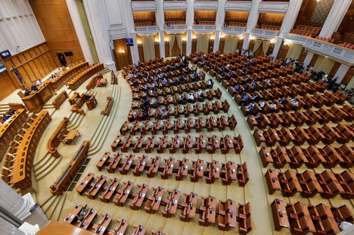 Ponta, despre sesiunea extraordinară: O mică mascaradă, ne facem că muncim; Dragnea a convocat şedinţa şi e în vacanţă