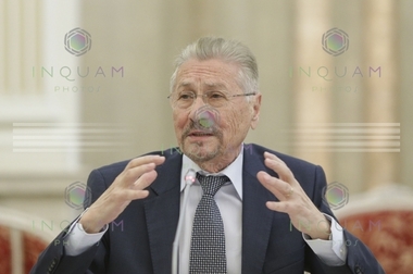 Guvernul acordă sprijin financiar pentru Emil Constantinescu pentru decontarea cazării şi transportului la evenimente în domeniul educaţiei