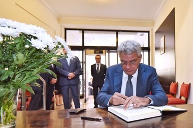 Mihai Tudose a semnat în Cartea de condoleanţe de la Ambasada Spaniei: Suntem solidari cu poporul spaniol