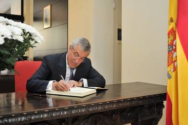 Tăriceanu a semnat în Cartea de condoleanţe de la Ambasada Spaniei: Guvernele pot coopera ca terorismul să fie îngrădit