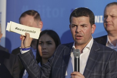 Victor Ponta anunţă duminică lansarea unui nou proiect politic, alături de Sorin Câmpeanu şi de Daniel Constantin, fondatorul Partidului Pro România