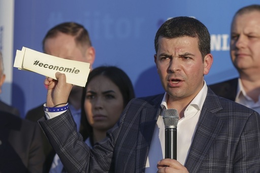 Victor Ponta anunţă duminică lansarea unui nou proiect politic, alături de Sorin Câmpeanu şi de Daniel Constantin, fondatorul Partidului Pro România