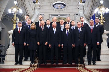 Comisia privind alegerile susţine că scrutinul a fost fraudat de Băsescu şi Boc, fiind implicate SRI şi DNA. Raport: Premierul a convocat şedinţă de Guvern "noaptea ca hoţii"