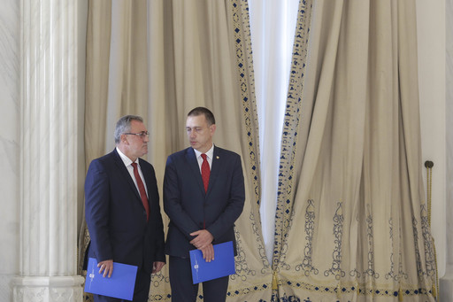 Noii miniştri de la Apărare şi Economie, Mihai Fifor şi Gheorghe Şimon, au depus jurământul la Palatul Cotroceni. FOTO