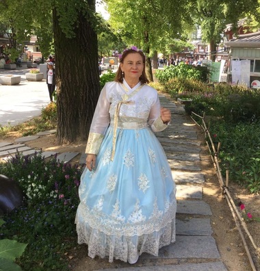 Europarlamentarul Maria Grapini, fotografii inedite pe Facebook în costum tradiţional coreean