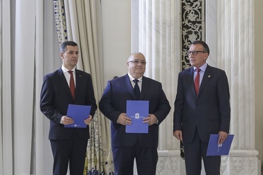 UPDATE Noii miniştri au depus jurământul în cadrul unei ceremonii scurte, în absenţa majorităţii membrilor Guvernului şi fără un discurs al preşedintelui VIDEO