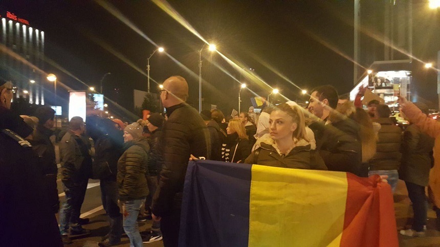 UPDATE Peste 10.000 de oameni au protestat în mai multe oraşe din ţară. La Cluj au fost peste 4.000 de manifestanţi, la Sibiu peste 3.000, iar la Timişoara peste 2.000 de oameni FOTO