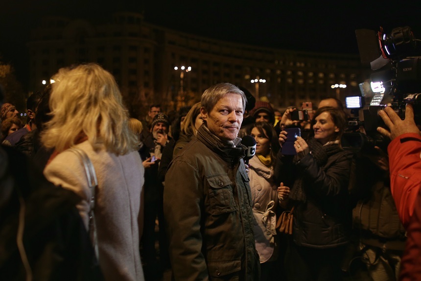 Cioloş, la protest: Într-un anumit fel, toţi cei care sunt în stradă fac politică pentru că le pasă de România