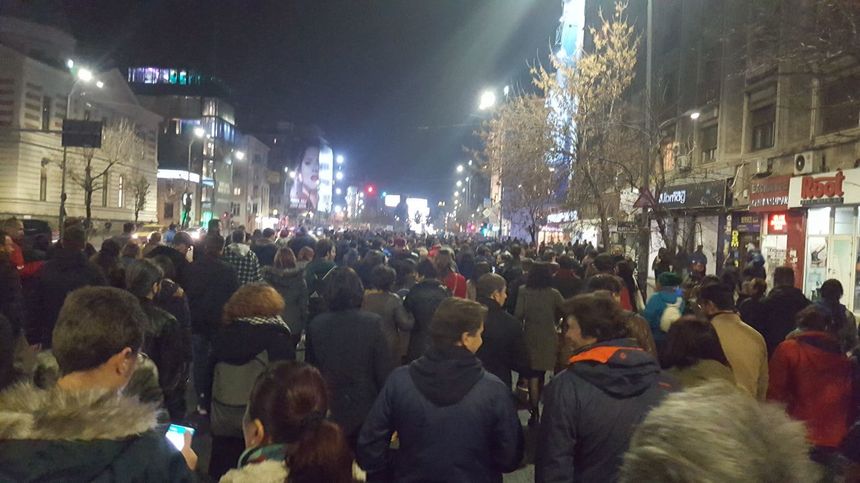 Protestele din Bucureşti şi din celelalte oraşe se încheie; mai sunt doar câteva sute de manifestanţi în faţa Ministerului Justiţiei