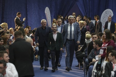 Congresul TSD - Gabriel Petrea, reales lider TSD. Tudose: Nu vă vindeţi visele! Dragnea: Veţi putea contribui la eradicarea a două boli istorice - diletantismul şi impostura. Citiţi filosofie, citiţi-i pe marii economişti, literatură! 

