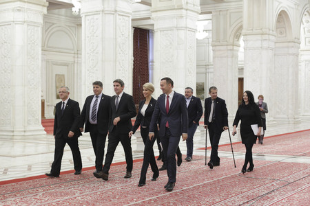 PNL a depus la Parlament moţiunea de cenzură ”PSDragnea, în campanie mumă, la putere ciumă”, prin care vor să demită Guvernul Tudose
