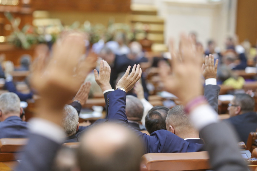 Moţiunea de cenzură a picat, fiind votată de 159 de parlamentari