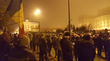 Manifestanţii din Bucureşti au ajuns în faţa Palatului Parlamentului