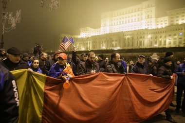 La intrarea în Camera Deputaţilor, manifestanţii au aprins luminile telefoanelor şi au scandat ”DNA, să vină să vă ia”