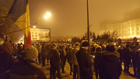 Protestul din Bucureşti împotriva modificărilor la legile justiţiei se încheie. Mii de oameni au mers în marş din Piaţa Victoriei până la Parlament